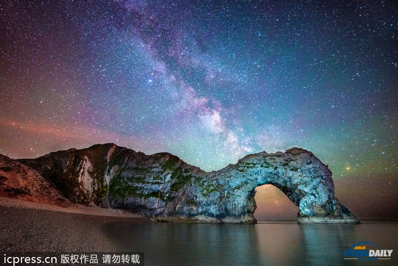 組圖：銀河懸掛英國侏羅紀(jì)海岸線上空 亦幻亦仙