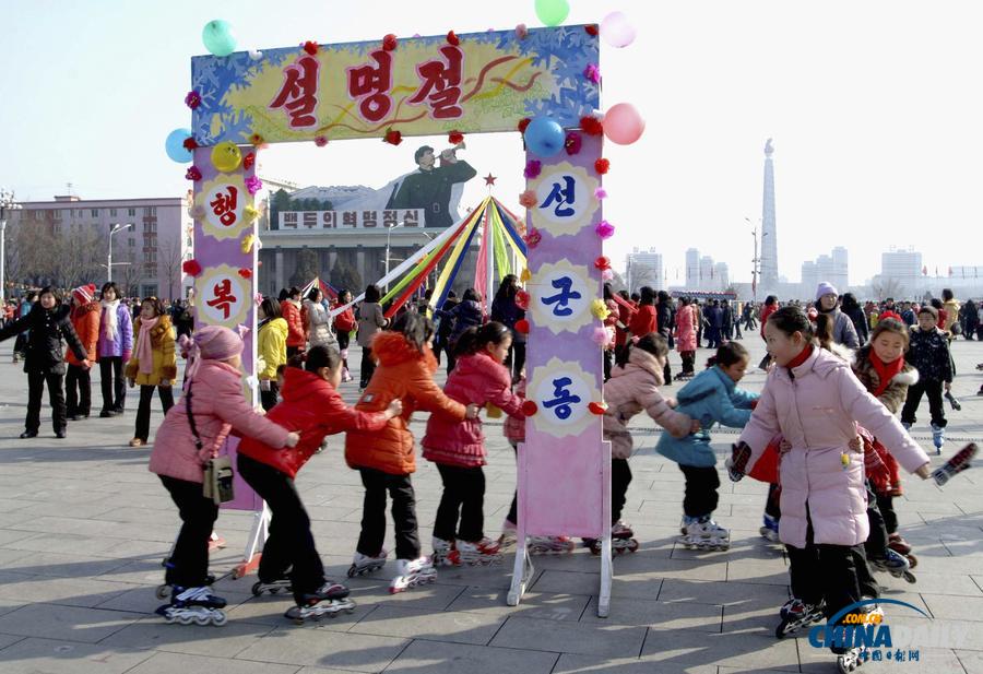 看煙花玩滑輪獻花籃 朝鮮民眾喜迎新年