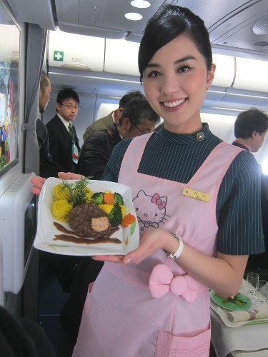 臺灣超萌Hello Kitty飛機 空姐更萌