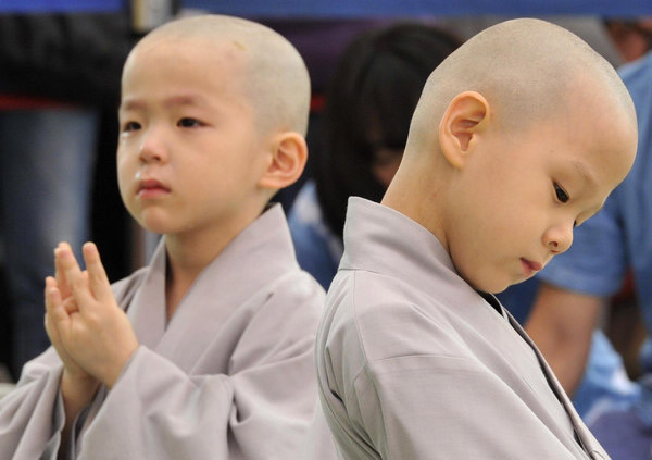 S Korean children experience monks' life