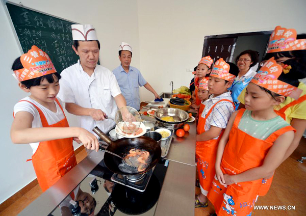 Children participate summer camp in Hangzhou