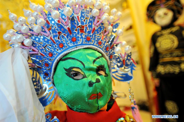 3 years old Sichuan Opera face change performer