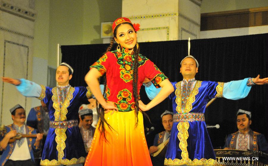 Xinjiang performing troupe presents shows in US