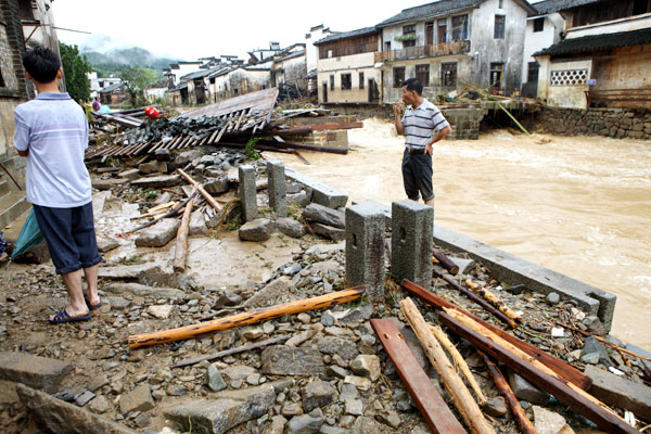 Hunxiu Bridge hit by floods