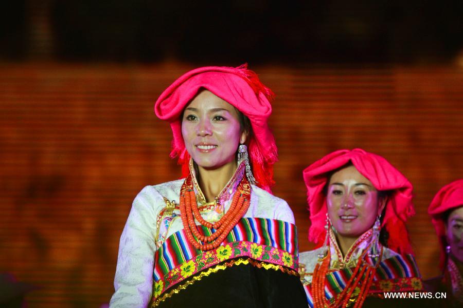 Tibetan ethnic costumes presented at festival