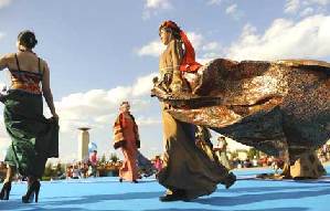 Tibetan ethnic costumes presented at festival