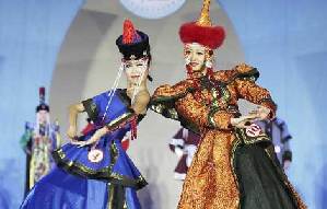 Tibetan ethnic costumes presented at festival