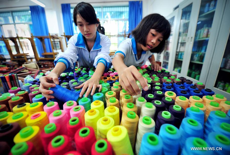 Students learn weaving Li brocade in Haikou