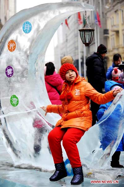 People enjoy ice sculptures in Harbin