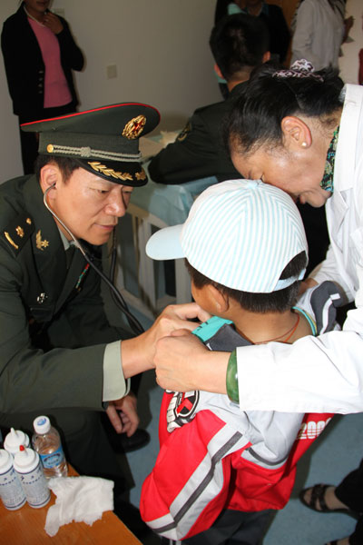 Doctor wins hearts in Tibet with free health checks