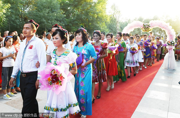 100 couples join group wedding in Xinjiang