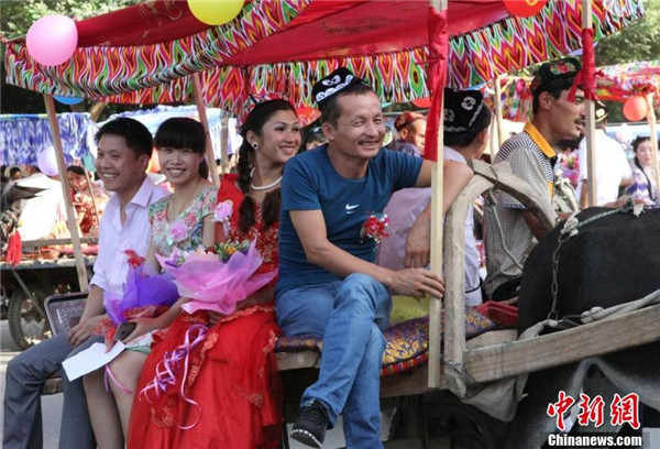 100 couples join group wedding in Xinjiang