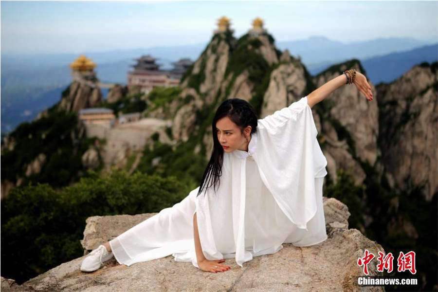 Yoga master demos impressive poses on Henan cliffs