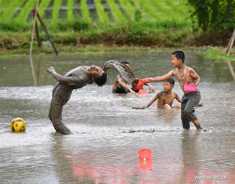 Mud splashing event held in E. China