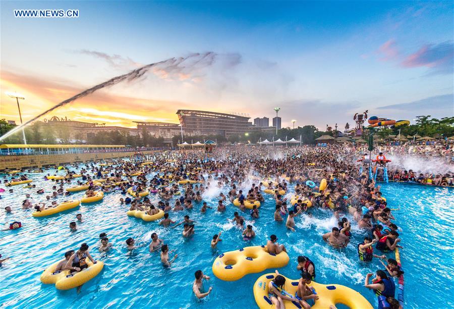 Heat wave drives people to water park in Wuhan