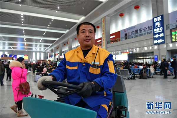 Cleaner on Spring Festival travel road