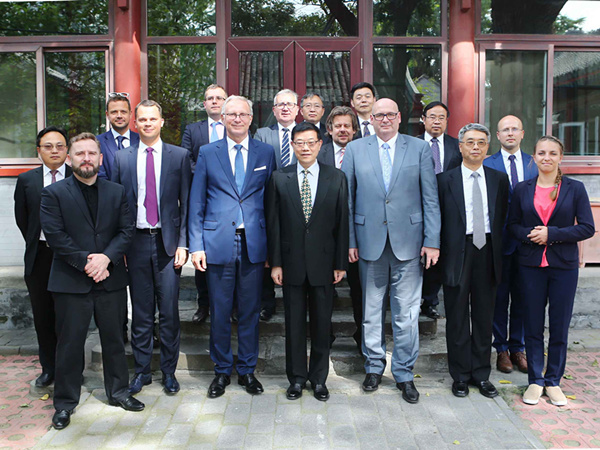 Li Wei meets with young Polish statesmen