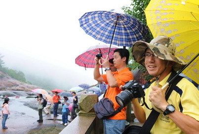 雨中游