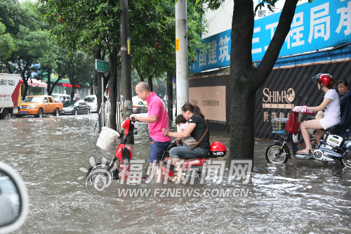 榕20日再遭暴雨襲擊　多路段積水各部門積極應(yīng)對