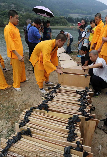 Shaolin monk makes a splash with water walk