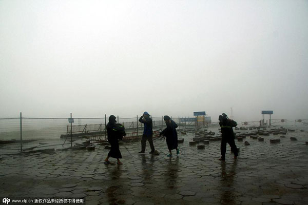 Typhoon Linfa makes landfall in Guangdong, disrupting normal life