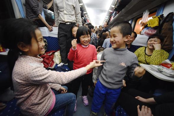 Migrant workers head home by train K4186 for family reunion