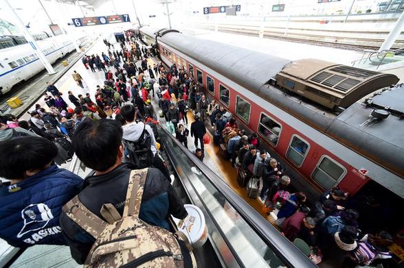 Migrant workers head home by train K4186 for family reunion