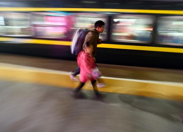 Migrant workers head home by train K4186 for family reunion