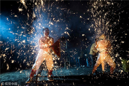 'Firework-eating' staged in Fujian