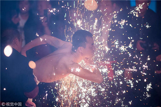 'Firework-eating' staged in Fujian