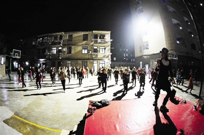 Taiwan woman teaches square dancing in Pingtan