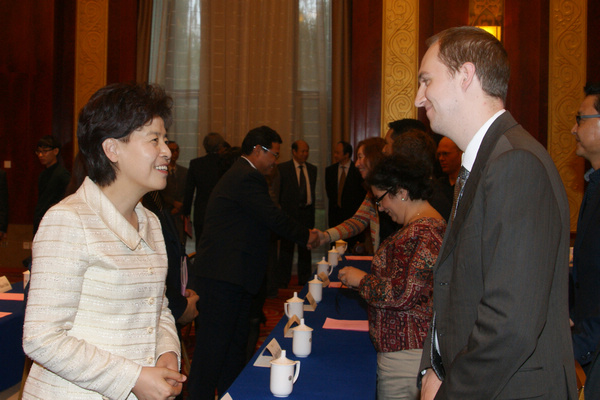 Foreigners get Dunhuang Award