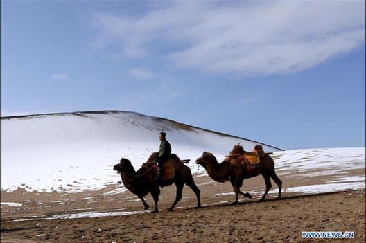 Crescent Lake scenery spot attracts visitors after snowfall