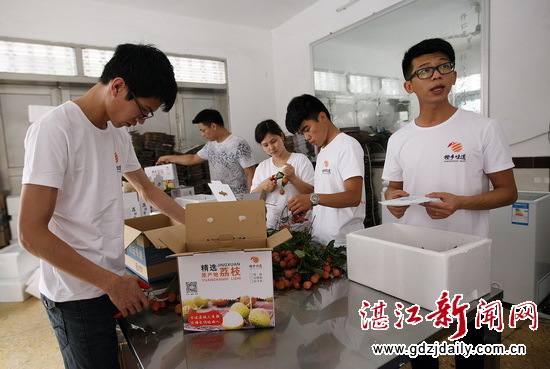 Young entrepreneurs promote 'taste of hometown' online