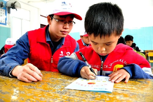 Hechi volunteers offer help on Lei Feng's Day