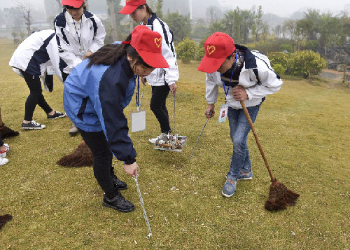 Hechi volunteers offer help on Lei Feng's Day