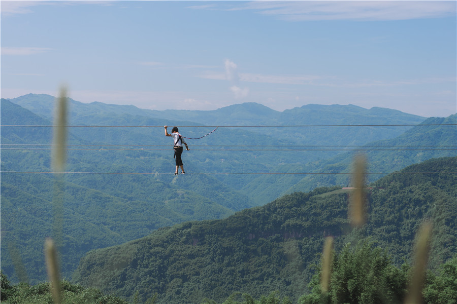 Cliff swing lets Wang Yun Mountain tourists test their mettle