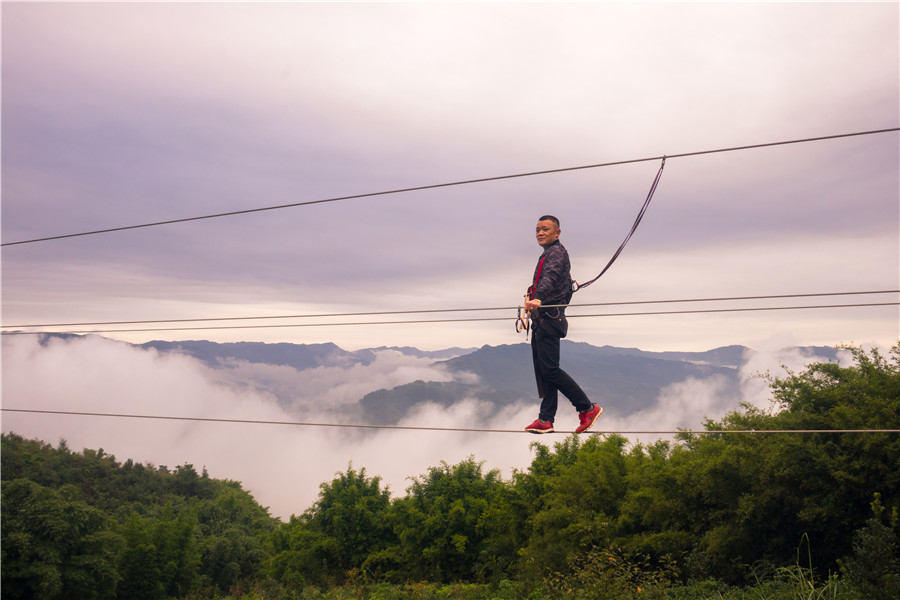 Cliff swing lets Wang Yun Mountain tourists test their mettle