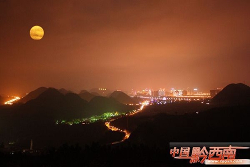 'Supermoon' lights up Xingyi