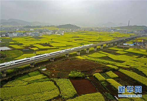 Spring views brighten high-speed rail journeys in Guizhou