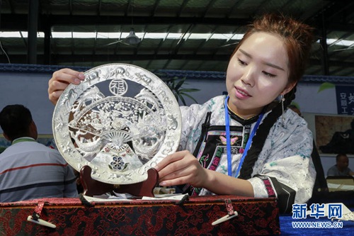 Anshun handicraftsmen demonstrate skills