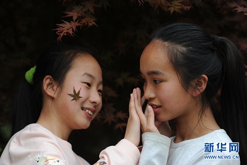 Reddening maple leaves attract visitors in Guiyang