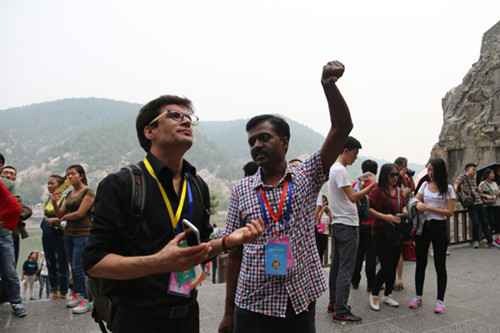 CRI reporters admire well preservation of Longmen Grottoes