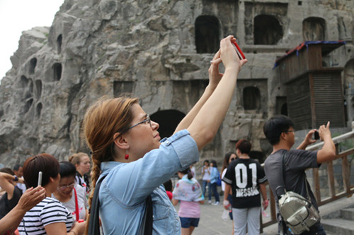 CRI reporters admire well preservation of Longmen Grottoes