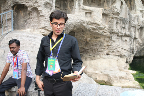 CRI reporters admire well preservation of Longmen Grottoes