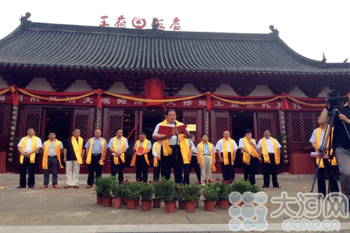 Eryuehe teaches sinology in Nanyang's Confucian Temple