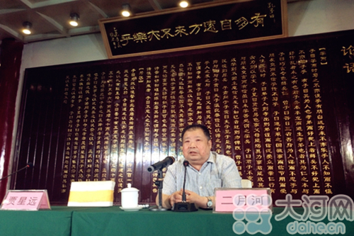 Eryuehe teaches sinology in Nanyang's Confucian Temple