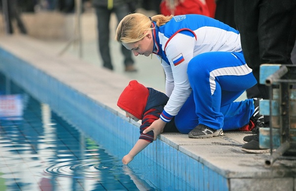 Hohhot holds winter swimming contest