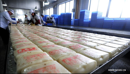 Traditional snack prepared to greet Spring Festival across China