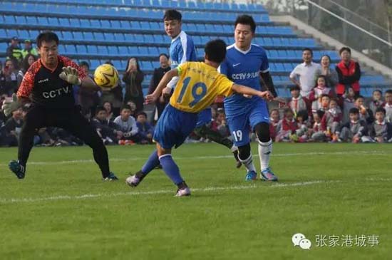 Local kids run rings around CCTV hosts in Zhangjiagang soccer match